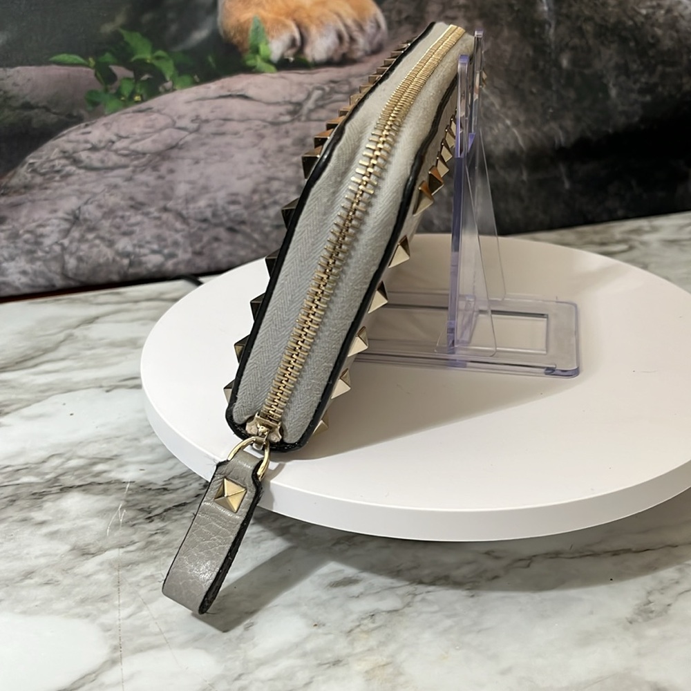VALENTINO GARAVANI ZIP LONG WALLET WITH SILVER STUDS. - Picture 4 of 17